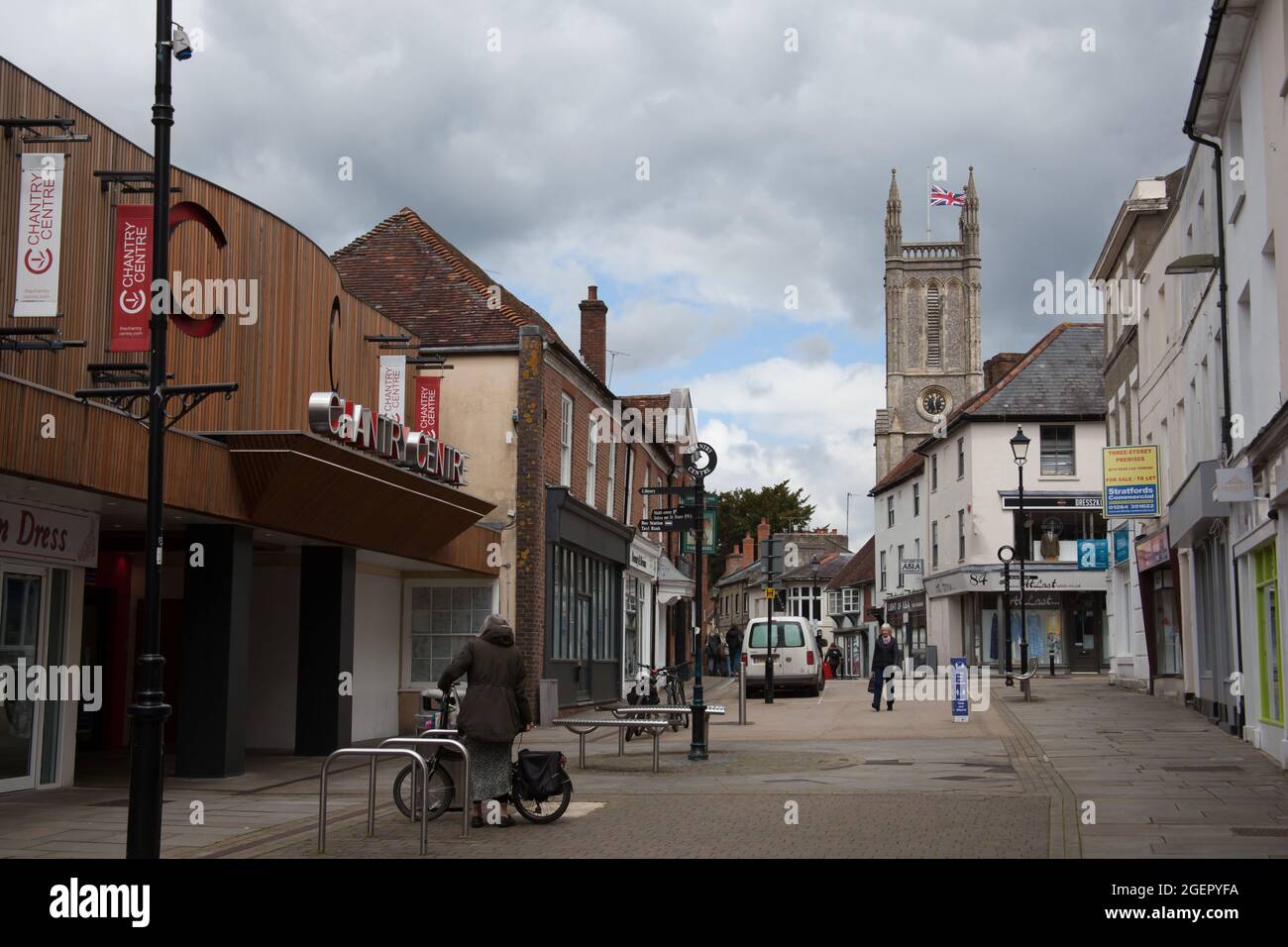 Blick auf die High Street in Andover mit der St Mary's Church, Hampshire in Großbritannien Stockfoto