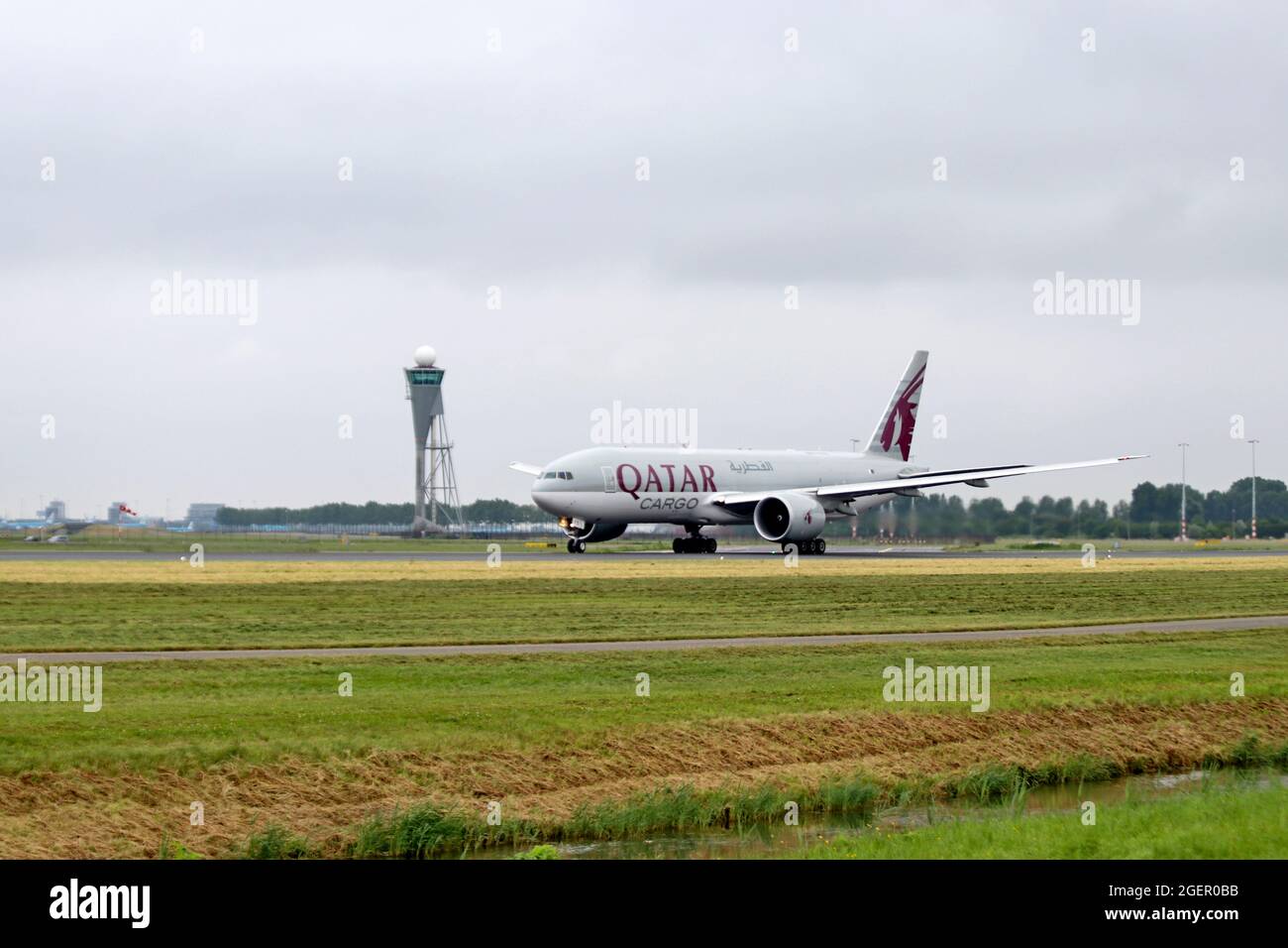 A7-BFS Qatar Airways Cargo das Boeing 777-F-Flugzeug startet von Polderbaan 18R-36L des Amsterdamer Flughafens Schiphol in den Niederlanden Stockfoto