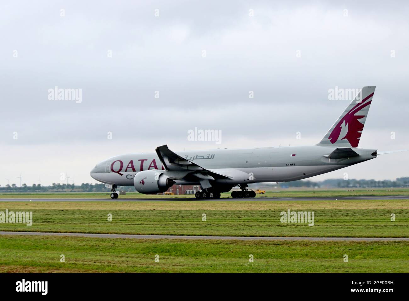 A7-BFS Qatar Airways Cargo das Boeing 777-F-Flugzeug startet von Polderbaan 18R-36L des Amsterdamer Flughafens Schiphol in den Niederlanden Stockfoto