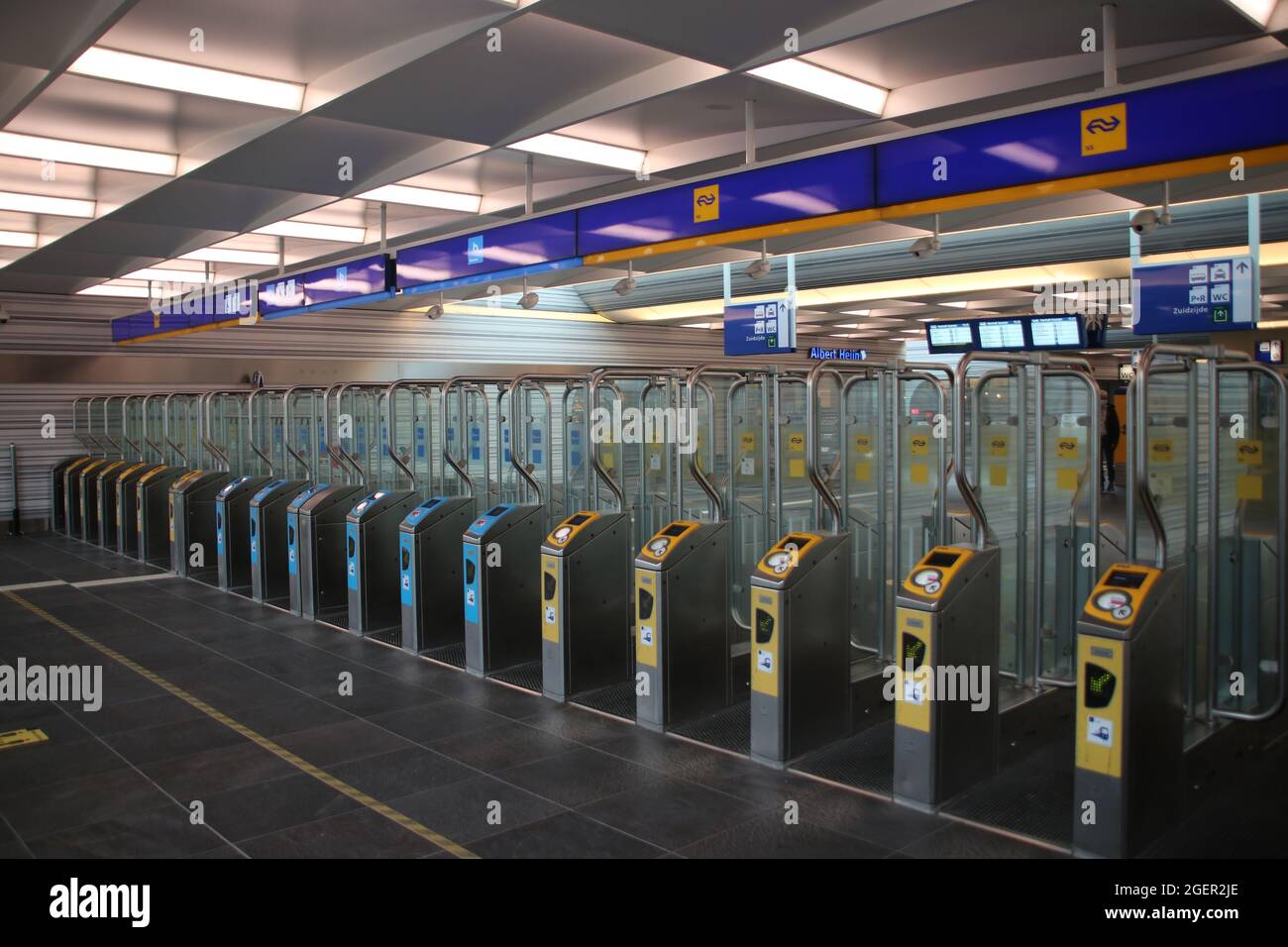 Check-in- und Check-out-Tore und -Terminals von NS und Blauwnet am Bahnhof Zwolle Stockfoto