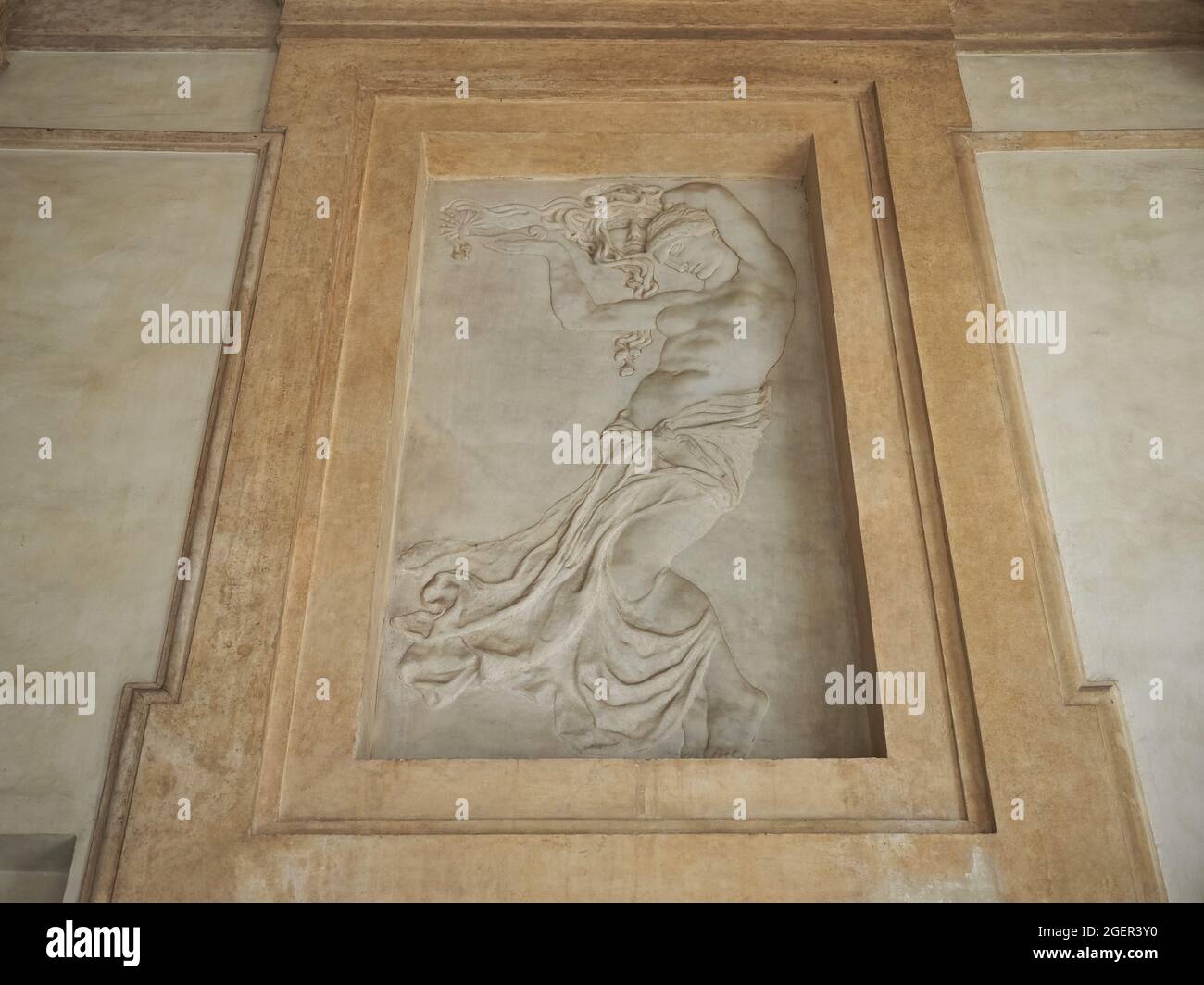 TURIN, ITALIEN - CA. AUGUST 2021: bas-Relief einer Frau von einem unbekannten Künstler aus dem frühen 20. Jahrhundert an der Universität Turin Stockfoto TURIN, ITALIEN - CA. AUGUST 2021: bas-Relief einer Frau von einem unbekannten Künstler aus dem frühen 20. Jahrhundert an der Universität Turin Stockfoto