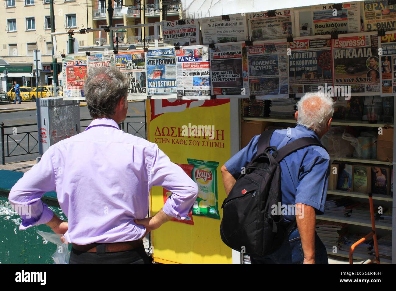 Zeitungen an einem Zeitungskioské im Zentrum von Athen, Griechenland, August 11 2020. Stockfoto