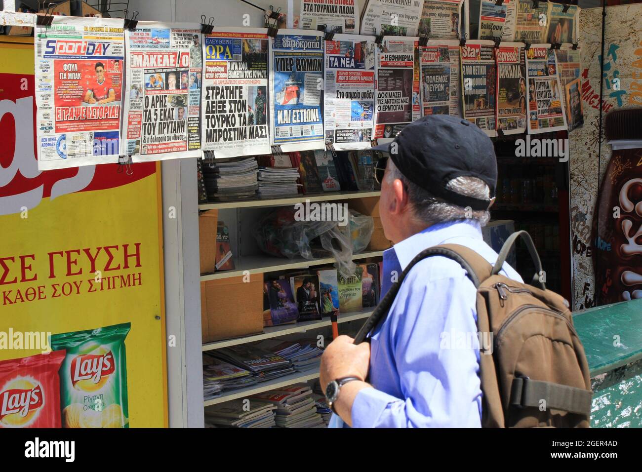 Zeitungen an einem Zeitungskioské im Zentrum von Athen, Griechenland, August 11 2020. Stockfoto
