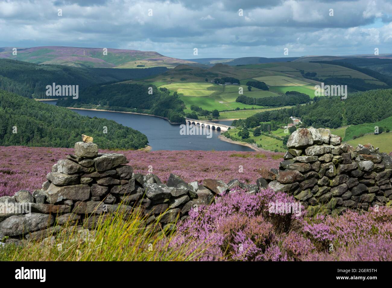 Ladybower Stausee von Bamford Moor im Peak District Nationalpark, Derbyshire, England. Stockfoto