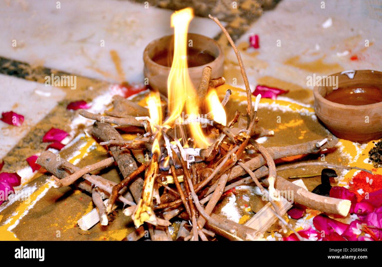 Ein heiliges Feuer für Puja . Selektiver Fokus wird verwendet Stockfoto