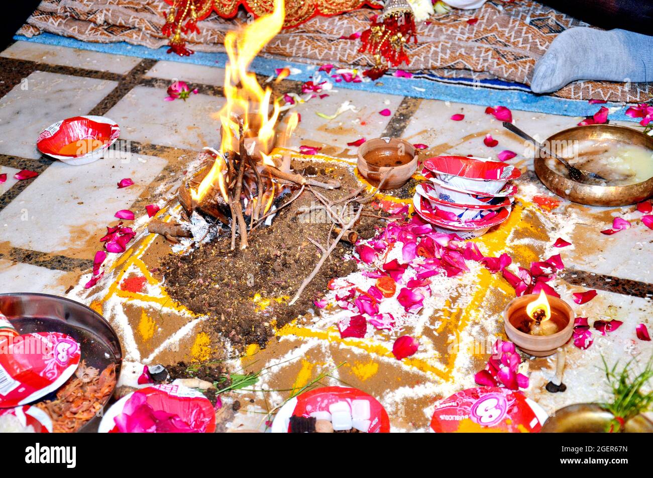 Ein heiliges Feuer für Puja . Selektiver Fokus wird verwendet Stockfoto