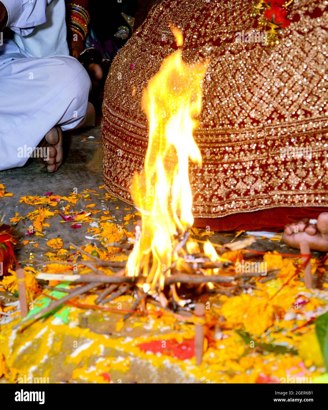 Ein heiliges Feuer für Puja . Selektiver Fokus wird verwendet Stockfoto