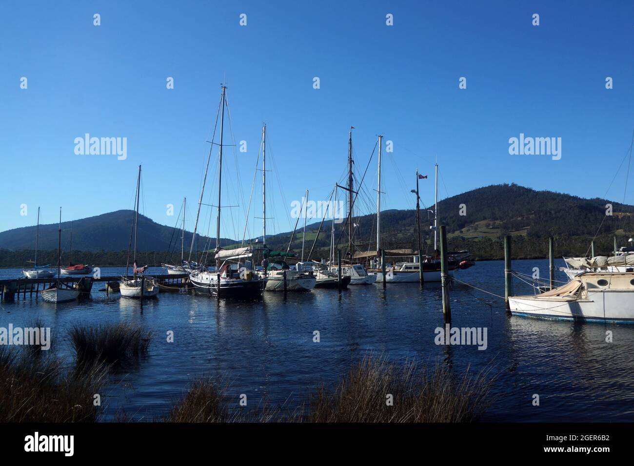 Yachten an einer Marina in Franklin im Huon Valley, Tasmanien Stockfoto