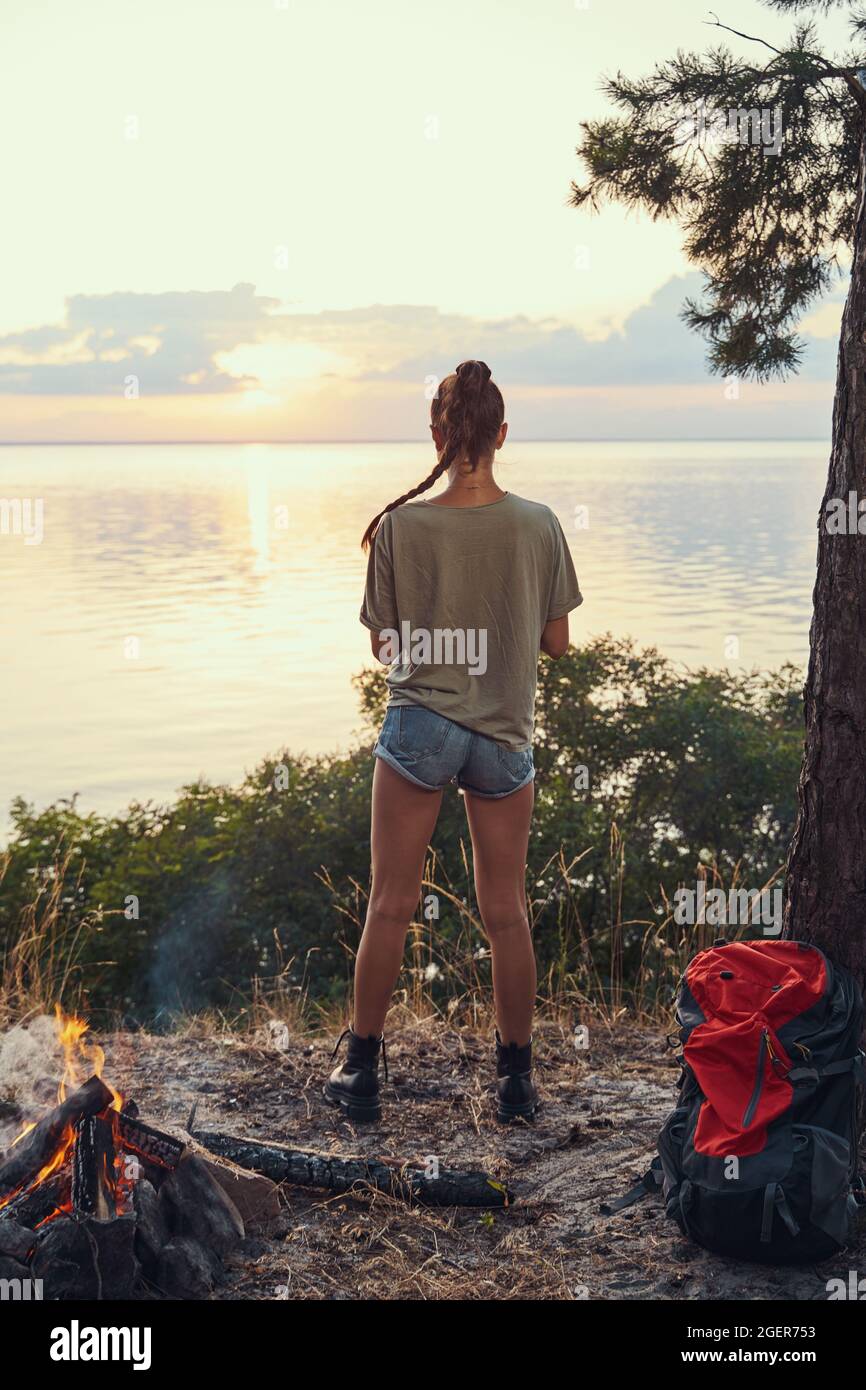 Frau mit Pferdeschwanz drehte sich im Lager zur Kamera zurück Stockfoto Frau mit Pferdeschwanz drehte sich im Lager zur Kamera zurück Stockfoto