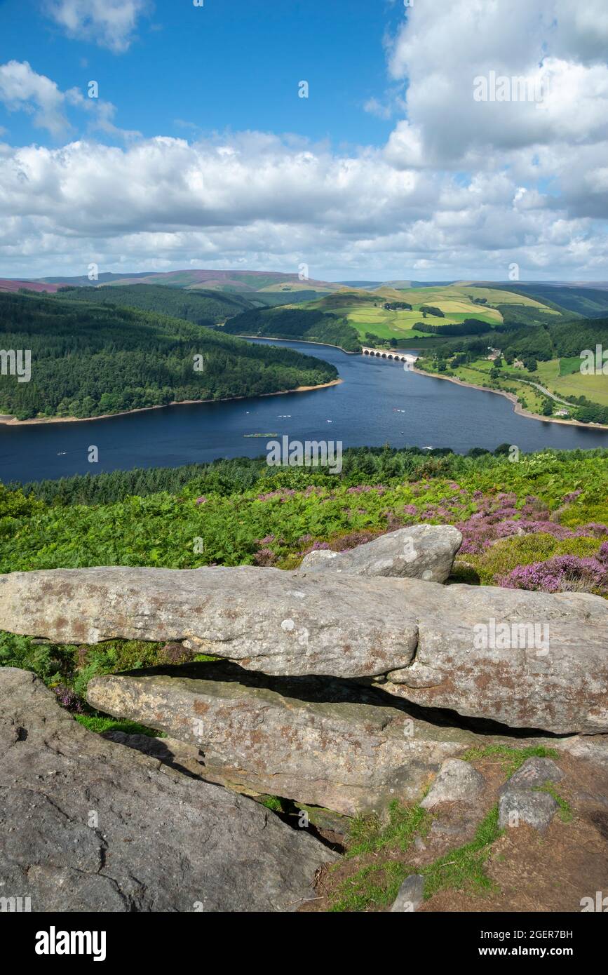 Ladybower Stausee von Bamford Moor im Peak District Nationalpark, Derbyshire, England. Stockfoto