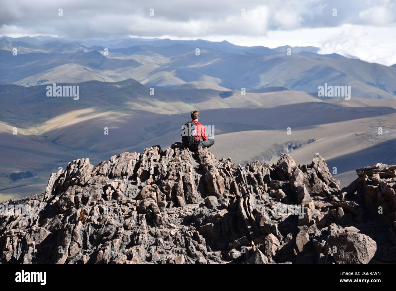 Posiert auf den Felsen des Mount Chimborazo während einer Wanderung nach Templo Machay - Ecuador Stockfoto