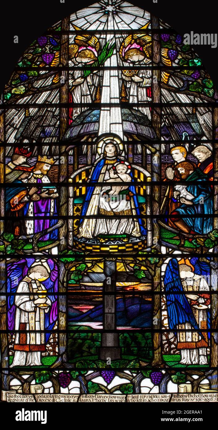 Das Fenster „Beautiful and poignant“ (Pevsner) von Veronica Whall zum Gedenken an das Leben eines jungen Mannes, der 1916 in Arras, der Kathedrale von Carlisle, getötet wurde. Stockfoto
