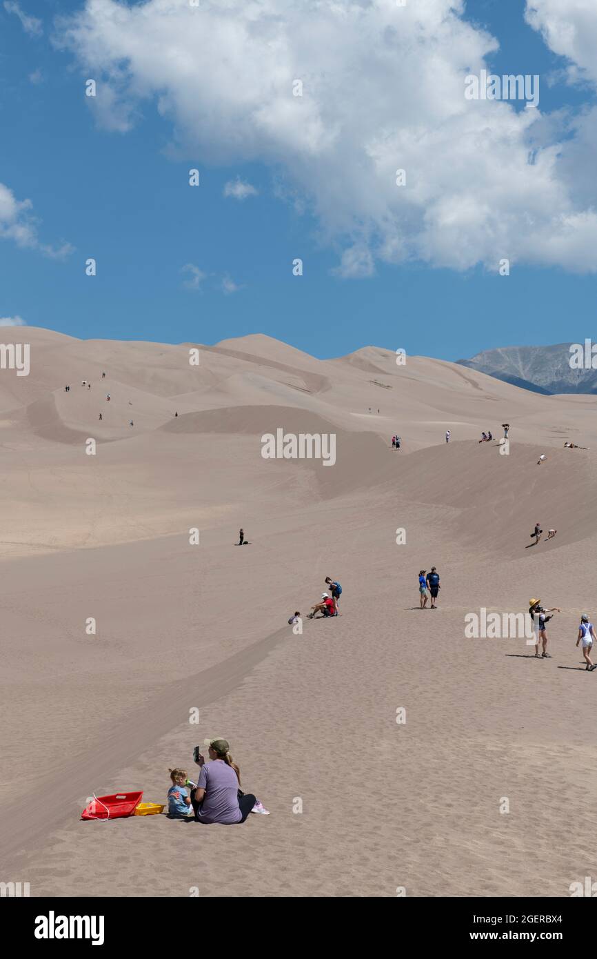 Colorado, San Luis Valley, Great Sand Dunes National Park. Große Sanddünen, die bis zu 750 Meter hoch sind. Touristen genießen die Dünen. Stockfoto