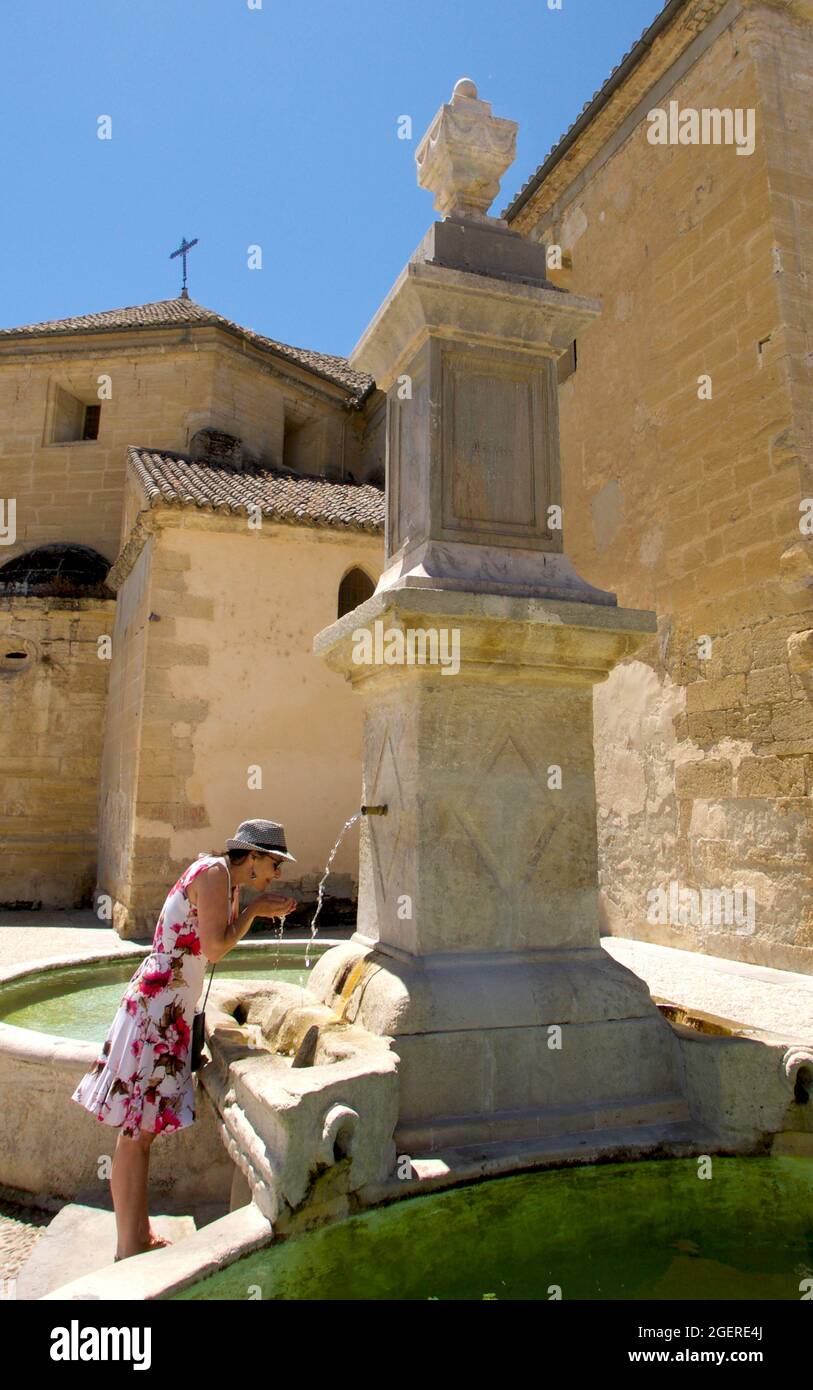 Frau trinkt aus dem Brunnen Alhama de Granada Stockfoto