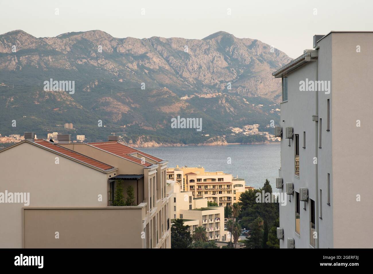 Blick auf das Meer, die Hotels und die Berge in Becici, Montenegro Stockfoto