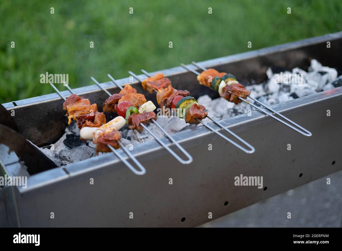 Grill - köstliches Fleisch wird auf einem Grill auf Spieße zubereitet - auf  Holzkohle gebraten Stockfotografie - Alamy