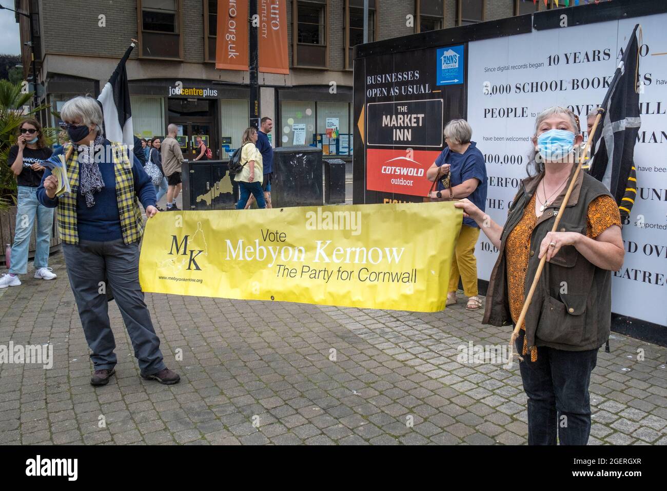 Truro, Cornwall, Großbritannien. August 2021. Cornwalls Wohnungskrise ist so schlimm Hunderte nahmen heute an einem Protest in Truro Teil. Der Verkauf von Zweitwohnungen lässt Cornwall-Familien nicht mehr auf die Wohnungsleiter kommen. Mietmöglichkeiten wurden von Vermietern, die Wohnungen und Häuser in AirB+B verwandelten, gekürzt Die politische Partei, Mebyon Kernow, hatte während der Demonstration eine prominente Präsenz. Stockfoto