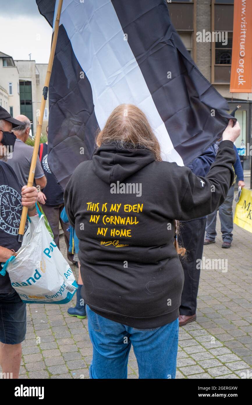 Truro, Cornwall, Großbritannien. August 2021. Cornwalls Wohnungskrise ist so schlimm Hunderte nahmen heute an einem Protest in Truro Teil. Der Verkauf von Zweitwohnungen lässt Cornwall-Familien nicht mehr auf die Wohnungsleiter kommen. Mietmöglichkeiten wurden von Vermietern, die Wohnungen und Häuser in AirB+B verwandelten, gekürzt Stockfoto