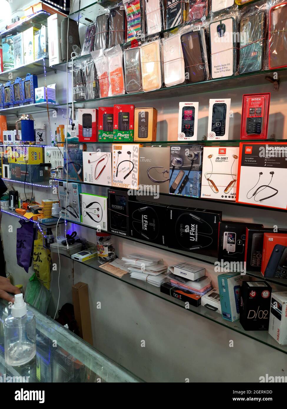 14-09-2020 Indore, Madhya Pradesh, Indien. Geschäft mit Handy und Handy-Zubehör. Smartphone . schwierige Entscheidung. Verschiedene Optionen. Stockfoto
