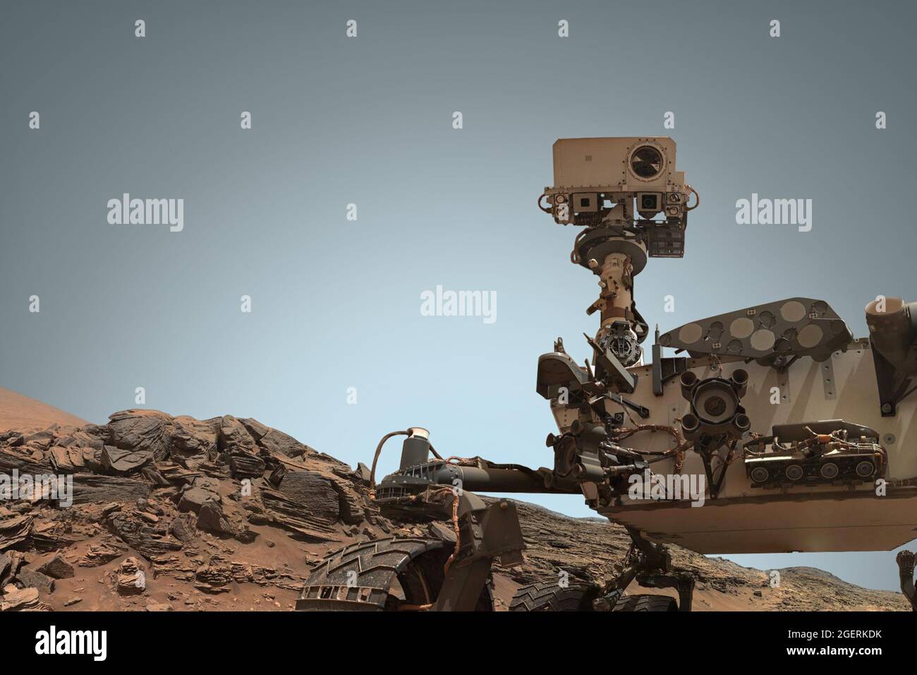 Neugier Mars Rover die Erkundung der Oberfläche des Roten Planeten. Elemente dieses Bild von der NASA eingerichtet. Stockfoto