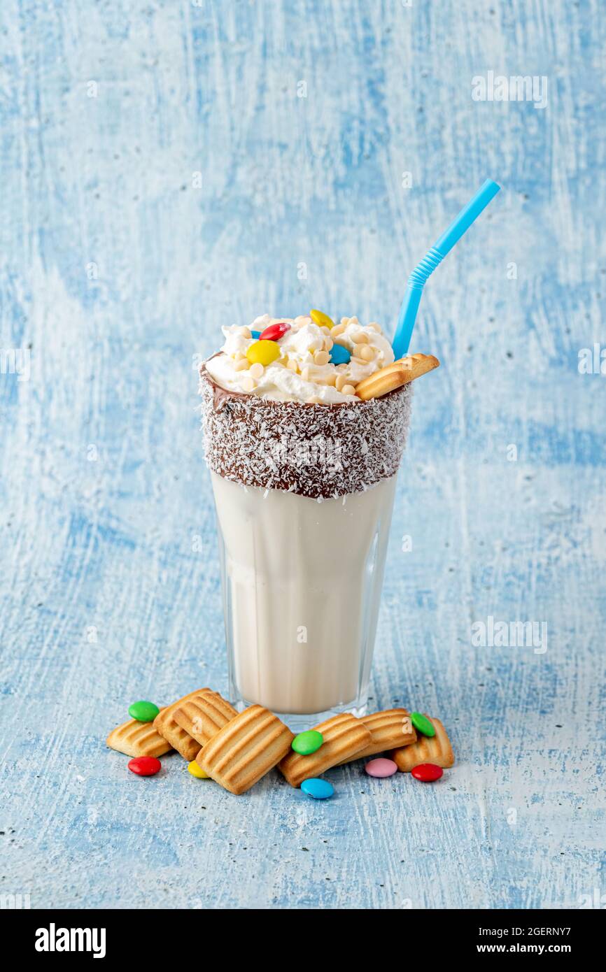 Milchshake mit Milch und Baby-Keks, verziert mit Dragee-Zucker. Stockfoto