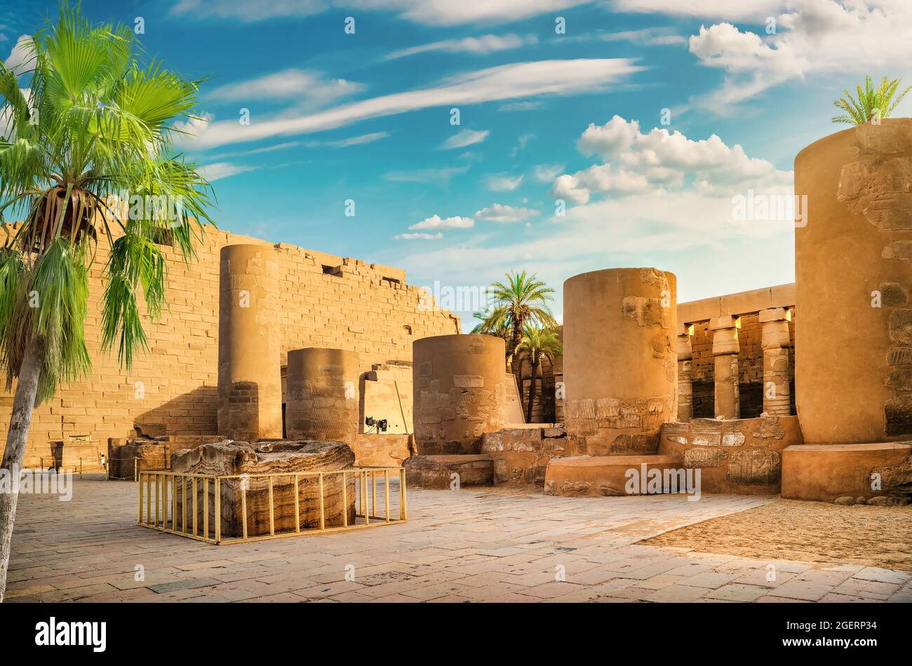 Luxor Karnak Tempel. Der Mast mit blauem Himmel und Palmen Stockfoto