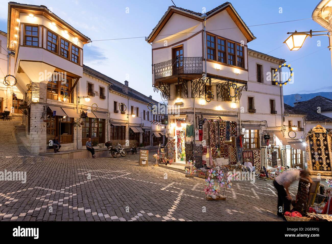 Sommer Stadtbild – Straße der alten Stadt mit Souvenirläden und Touristen am Abend. Alte historische Architektur, Gjirokaster, Albanien, Stockfoto