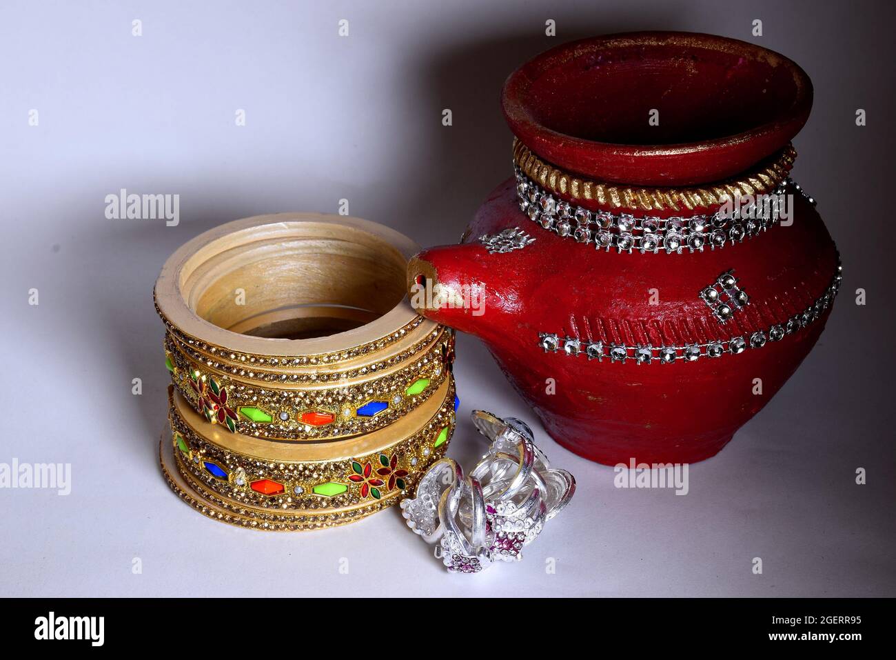 Armreif, Brennnessel und schöner Tontopf für das indische Festival Karva Chauth. Stockfoto