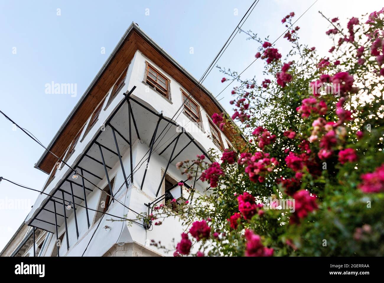 Typisches Haus, Straße der alten Stadt. Alte historische Architektur, Gjirokaster, Albanien, Stockfoto
