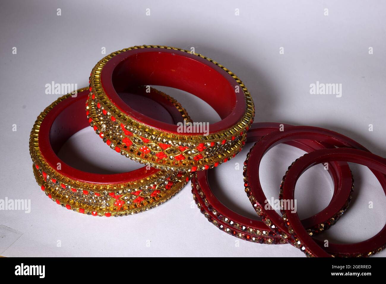 Schönes rotes Armband mit Diamantbesetzung, Schmuck für Hindu-Frauen Stockfoto