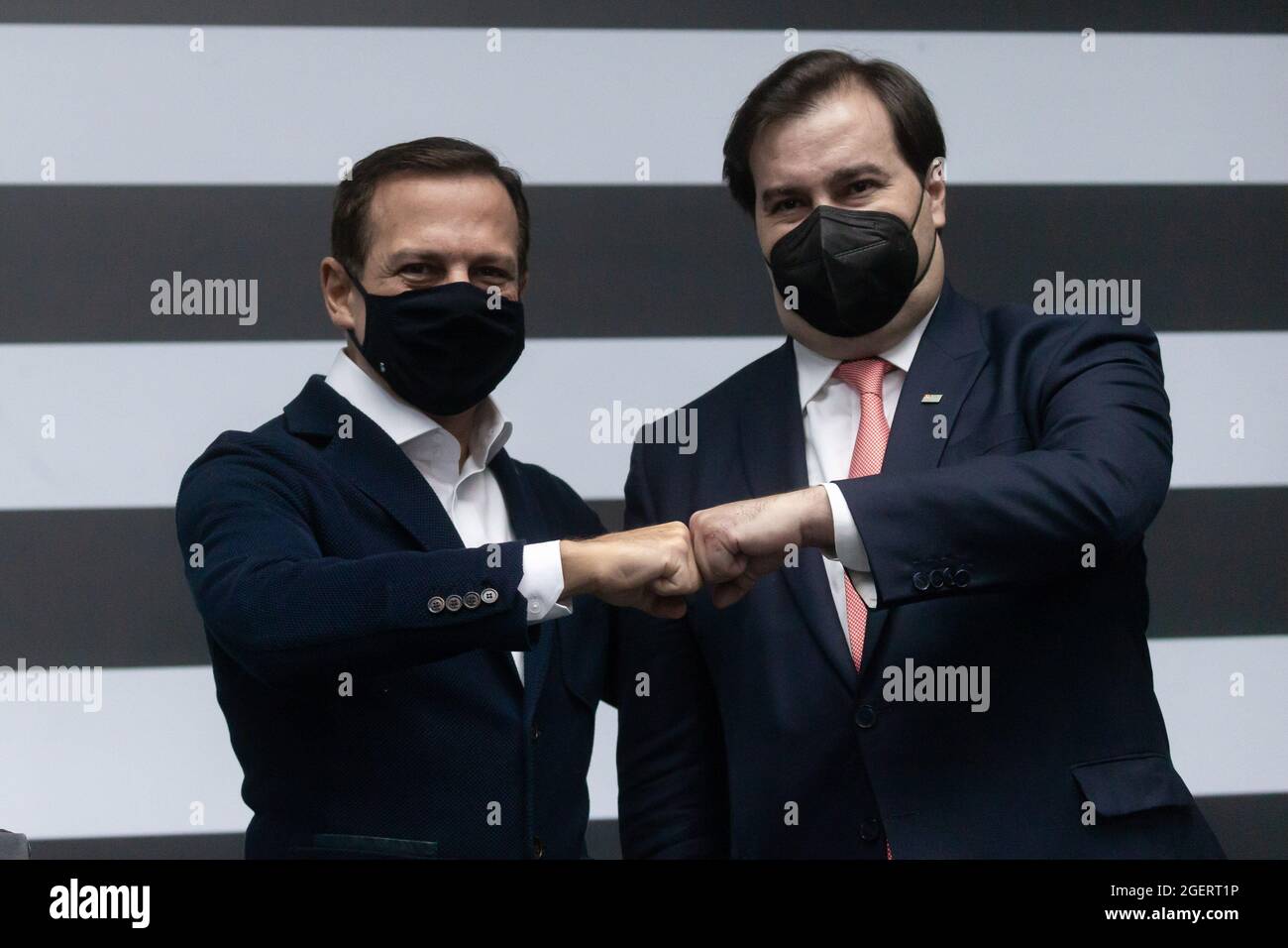 Sao Paulo, Sao Paulo, Brasilien. August 2021. Gouverneur JOAO DORIA (L) und Bundesabgeordneter RODRIGO MAIA (ehemaliger Präsident des brasilianischen Unterhauses), während der Einweihungsfeier als Sekretär für Projekte und strategische Maßnahmen des Staates SÃ£o Paulo, im PalÃ¡cio dos Bandeirantes, Sitz der Landesregierung, an diesem Freitag (20) (Bild der Quelle: © Paulo Lopes/ZUMA Press Wire) Stockfoto