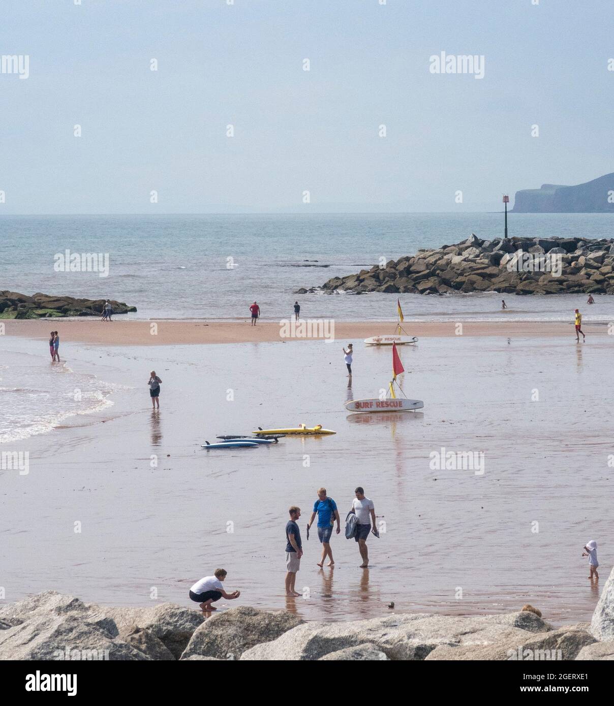 Surf Rescue am Strand von Sidmouth, Devon, Großbritannien. Stockfoto