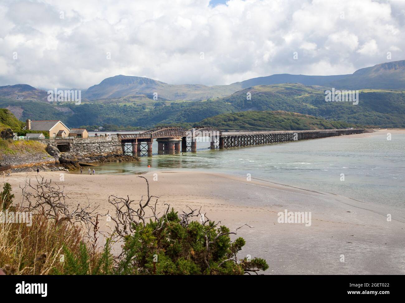 Segelboote im Hafen an der Mawddach-Mündung bei Ebbe im nordwalesischen Küstenurlaubsort Barmouth Gwynedd Stockfoto