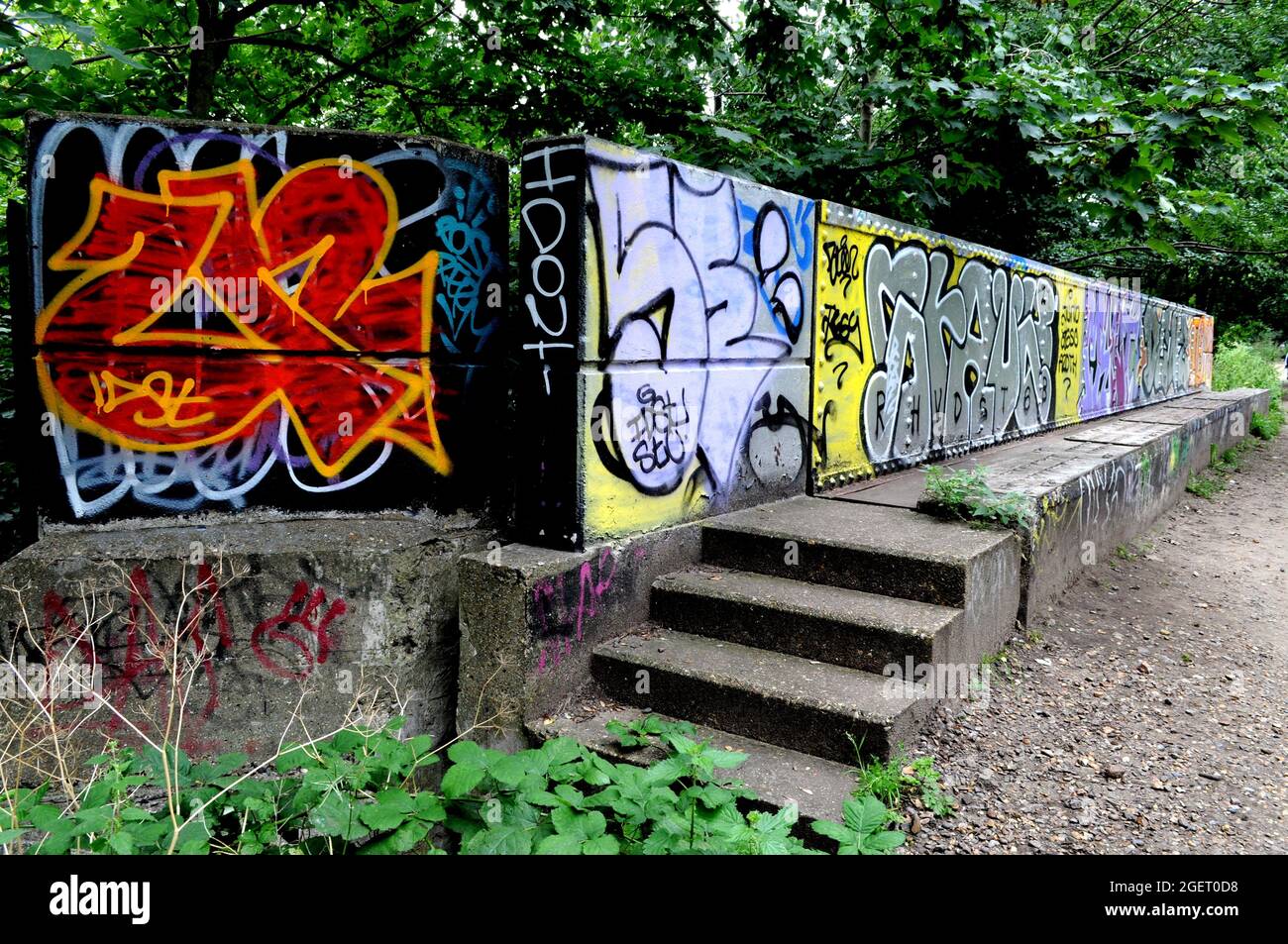 Graffiti auf der Brücke über Mount Pleasant Villas in Parkland Spaziergang zwischen Finsbury Park und Highgate Woods, Haringay, London, Großbritannien. Stockfoto