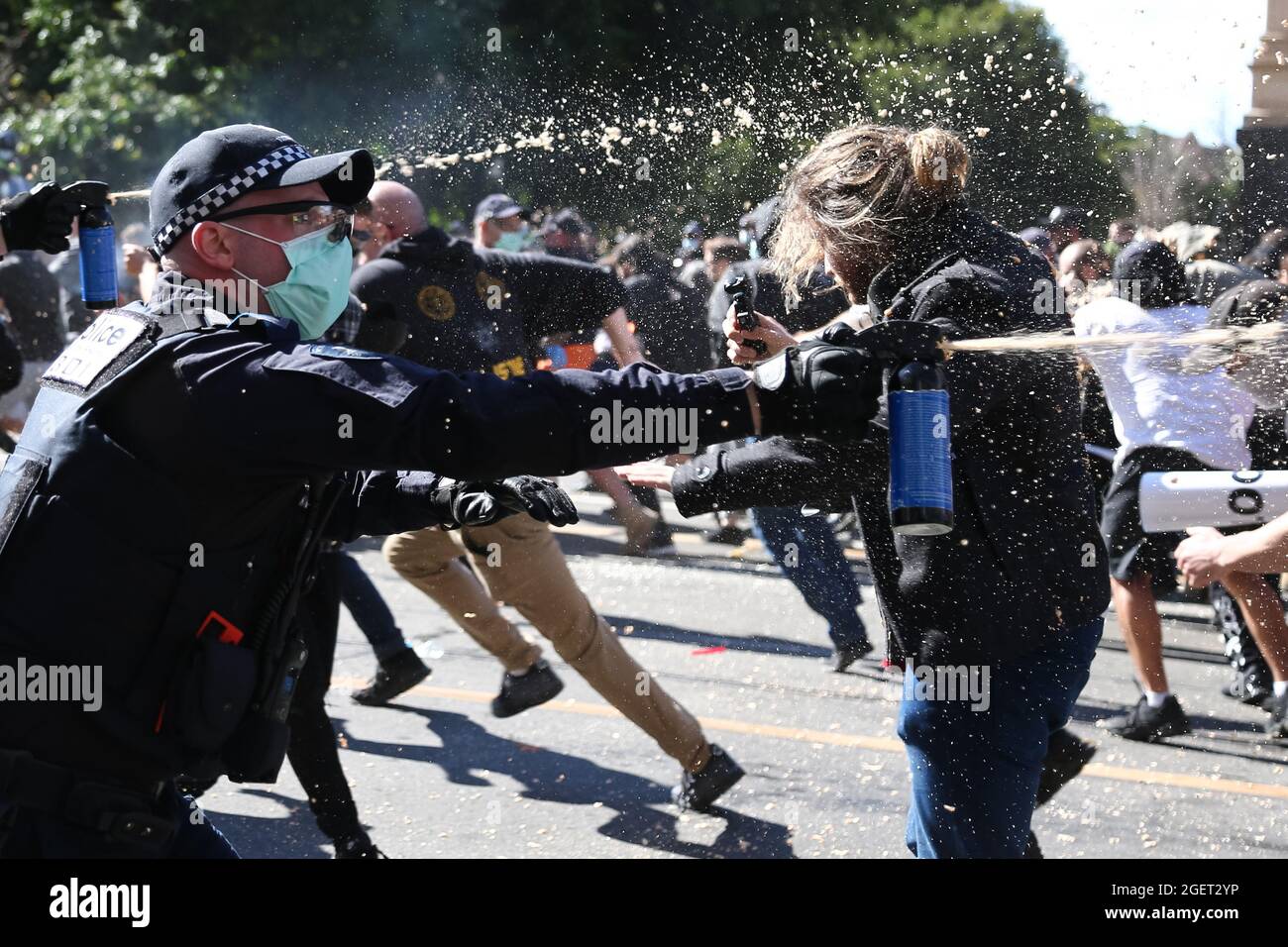 Melbourne, Australien, 21. August 2021. Während der Freiheitsdemonstration am 21. August 2021 in Melbourne, Australien, bricht die Polizei mit Pfefferspray gegen Demonstranten aus. Im ganzen Land finden als Reaktion auf die COVID-19-Beschränkungen und die fortgesetzte Abschaffung der Freiheiten Freiheitsproteste statt. Während der Freiheitsproteste am 21. August 2021 in Melbourne, Australien. Freiheitsproteste werden im ganzen Land als Reaktion auf die COVID-19-Beschränkungen der Regierungen und die fortgesetzte Abschaffung von Freiheiten abgehalten. Kredit: Dave Hewison/Speed Media/Alamy Live Nachrichten Stockfoto