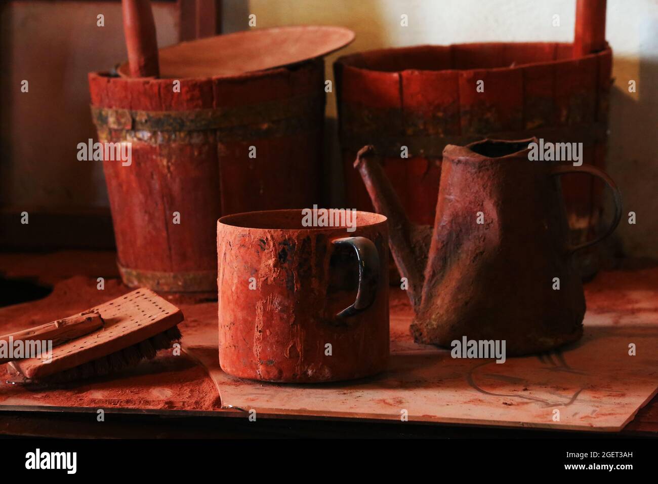 Antike Füße und Holzfässer im Bergbaumuseum in Theuern, Amberg, Bayern, Deutschland Stockfoto