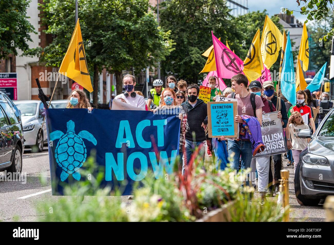 Cork, Irland. August 2021. Eine kleine Gruppe von ca. 60 Protestierenden der Extinktionsaufstände versammelten sich heute auf der Großen Parade, um die Notwendigkeit eines „sofortigen und fairen Handelns für die CO2-Neutralität“ hervorzuheben. Nach einigen Reden marschierte die Gruppe die South Mall entlang und die Patrick Street hinauf, bevor sie bei der Grand Parade in Diskussionsgruppen einbrach. Quelle: AG News/Alamy Live News Stockfoto