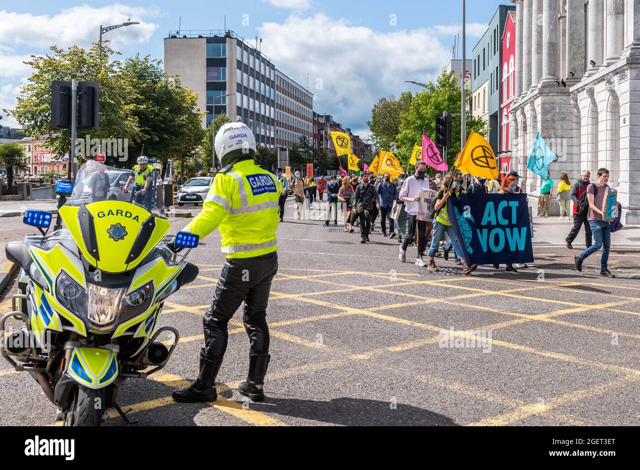 Cork, Irland. August 2021. Eine kleine Gruppe von ca. 60 Protestierenden der Extinktionsaufstände versammelten sich heute auf der Großen Parade, um die Notwendigkeit eines „sofortigen und fairen Handelns für die CO2-Neutralität“ hervorzuheben. Nach einigen Reden marschierte die Gruppe die South Mall entlang und die Patrick Street hinauf, bevor sie bei der Grand Parade in Diskussionsgruppen einbrach. Quelle: AG News/Alamy Live News Stockfoto