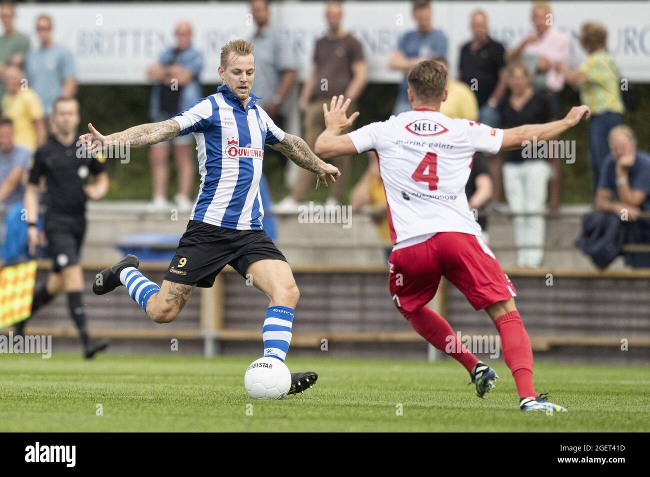 Katwijk, Niederlande. August 2021. KATWIJK. 21-08-2021 Sportpark Nieuw Zuid. Jack’s League Dutch Tweede Divisie Fußballsaison 2021 / 2022. Quick Boys-Spieler Kevin van Kippersluis und Kozakken Boys-Spieler Stephan Warmolts während des Spiels Quick Boys und Kozakken Boys (Foto von Pro Shots/Sipa USA) *** World Rights except Austria and the Netherlands *** Credit: SIPA US/Alamy Live News Stockfoto