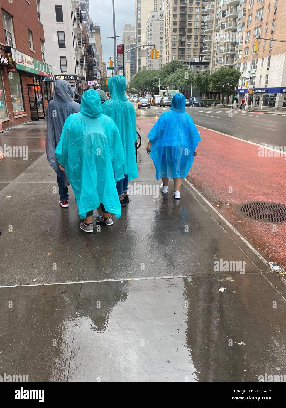 Gruppe mit blauen Regenmantel Ponchos an einem regnerischen Tag in Manhattan, NYC. Stockfoto