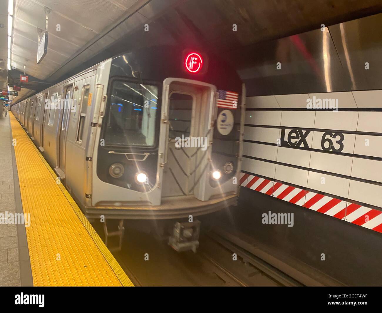 Der F-Zug fährt in die Haltestelle 63. Straße und verbindet mit dem neuen Abschnitt der Q-Linie auf der Upper East Side von Manhattan. Stockfoto