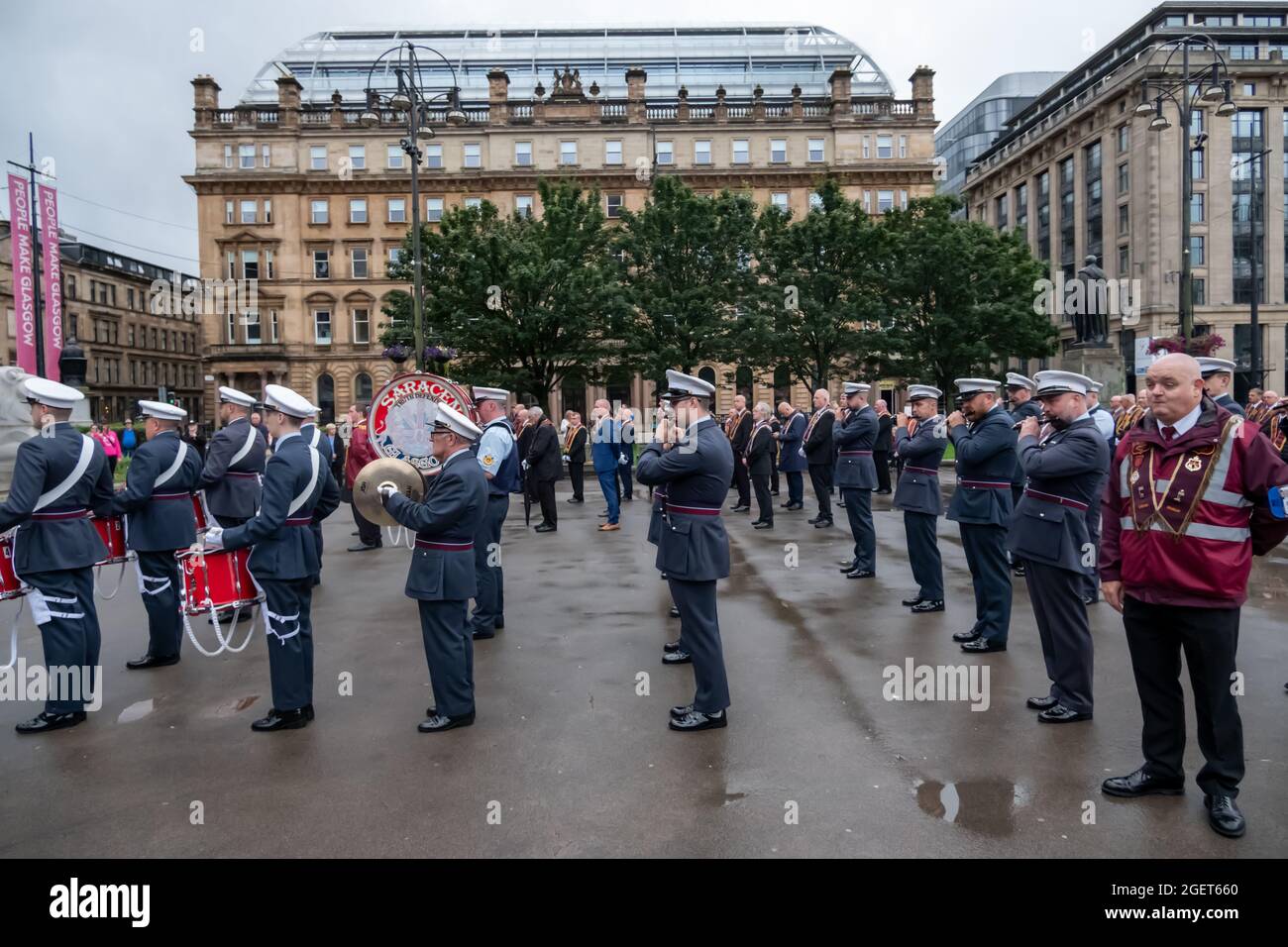 Glasgow, Schottland, Großbritannien. August 2021. Mitglieder, die am Campsie Branch Club Apprentice Boys of Derry teilnehmen, ziehen durch die Straßen der Stadt, einschließlich der Kranzniederlegung im Cenotaph am George Square. Kredit: Skully/Alamy Live Nachrichten Stockfoto