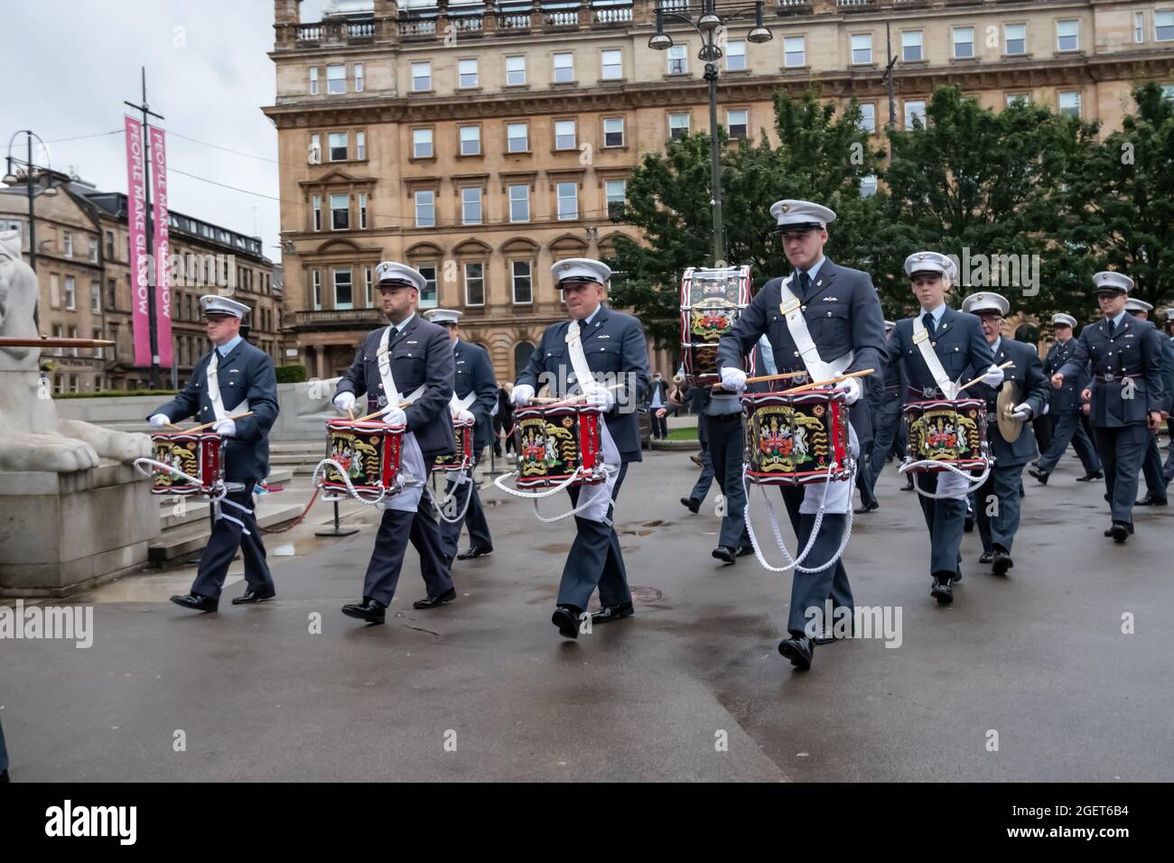 Glasgow, Schottland, Großbritannien. August 2021. Mitglieder, die am Campsie Branch Club Apprentice Boys of Derry teilnehmen, ziehen durch die Straßen der Stadt, einschließlich der Kranzniederlegung im Cenotaph am George Square. Kredit: Skully/Alamy Live Nachrichten Stockfoto