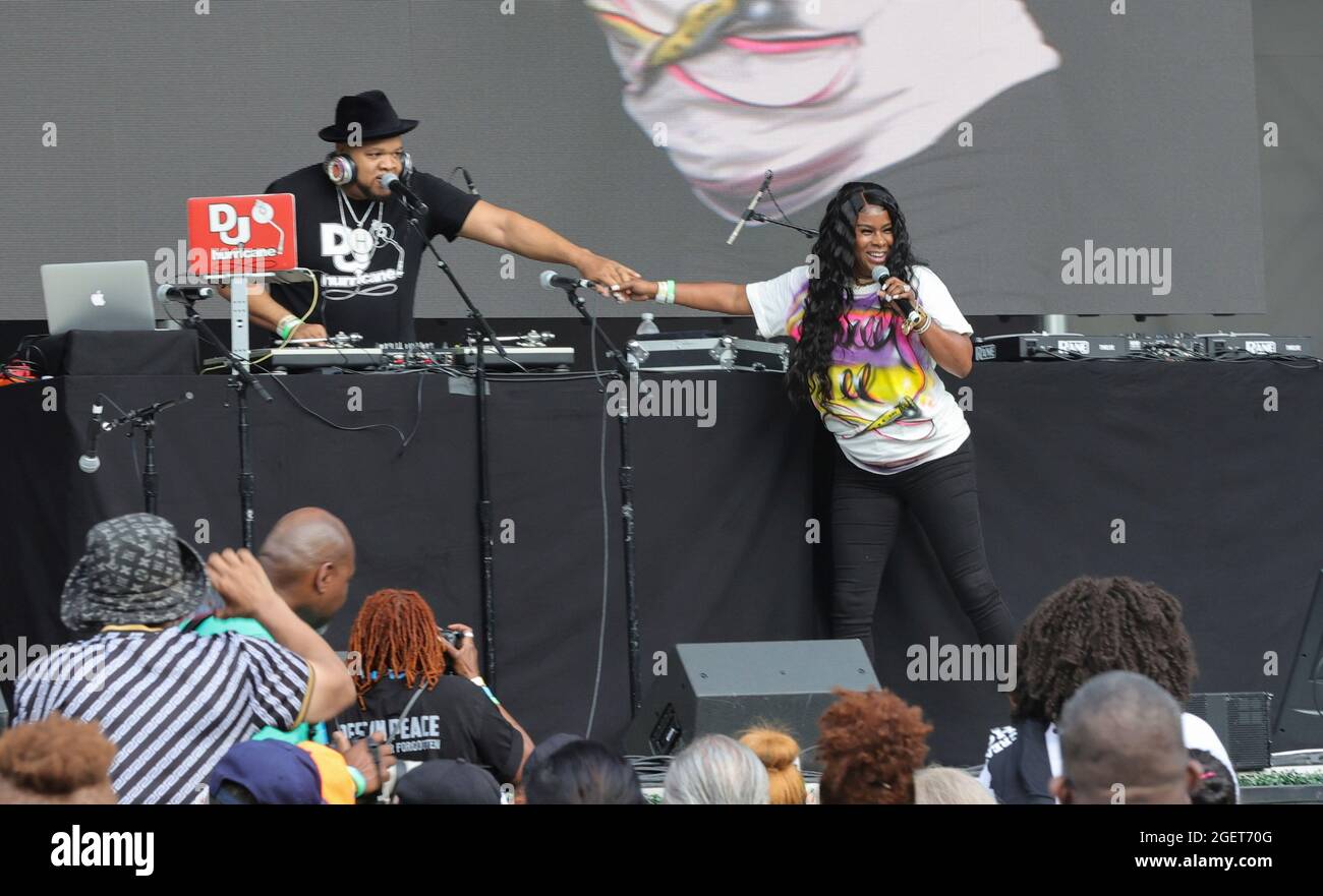 Forest Hills Stadium, Queens, New York, USA, August 20, 2021 - DJ HURICANE und ein weiblicher Rapper während der Hip Hop Summer NYC Homecoming Concert Series 2021 heute im Queens Forest Hills Stadium Foto: Luiz Rampelotto/EuropaNewswire FOTOKREDIT ERFORDERLICH. Quelle: dpa picture Alliance/Alamy Live News Stockfoto