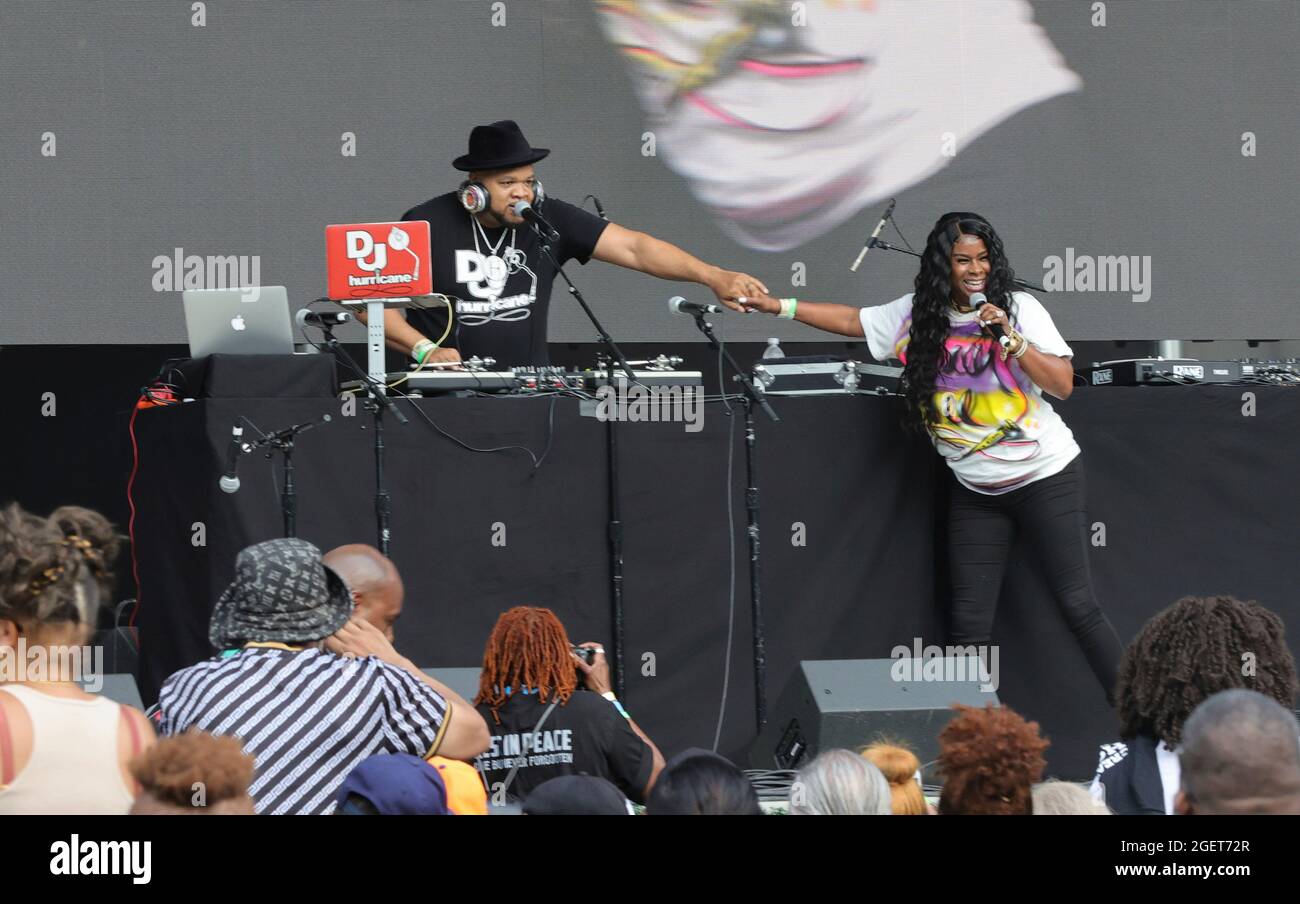 Forest Hills Stadium, Queens, New York, USA, August 20, 2021 - DJ HURICANE und ein weiblicher Rapper während der Hip Hop Summer NYC Homecoming Concert Series 2021 heute im Queens Forest Hills Stadium Foto: Luiz Rampelotto/EuropaNewswire FOTOKREDIT ERFORDERLICH. Quelle: dpa picture Alliance/Alamy Live News Stockfoto