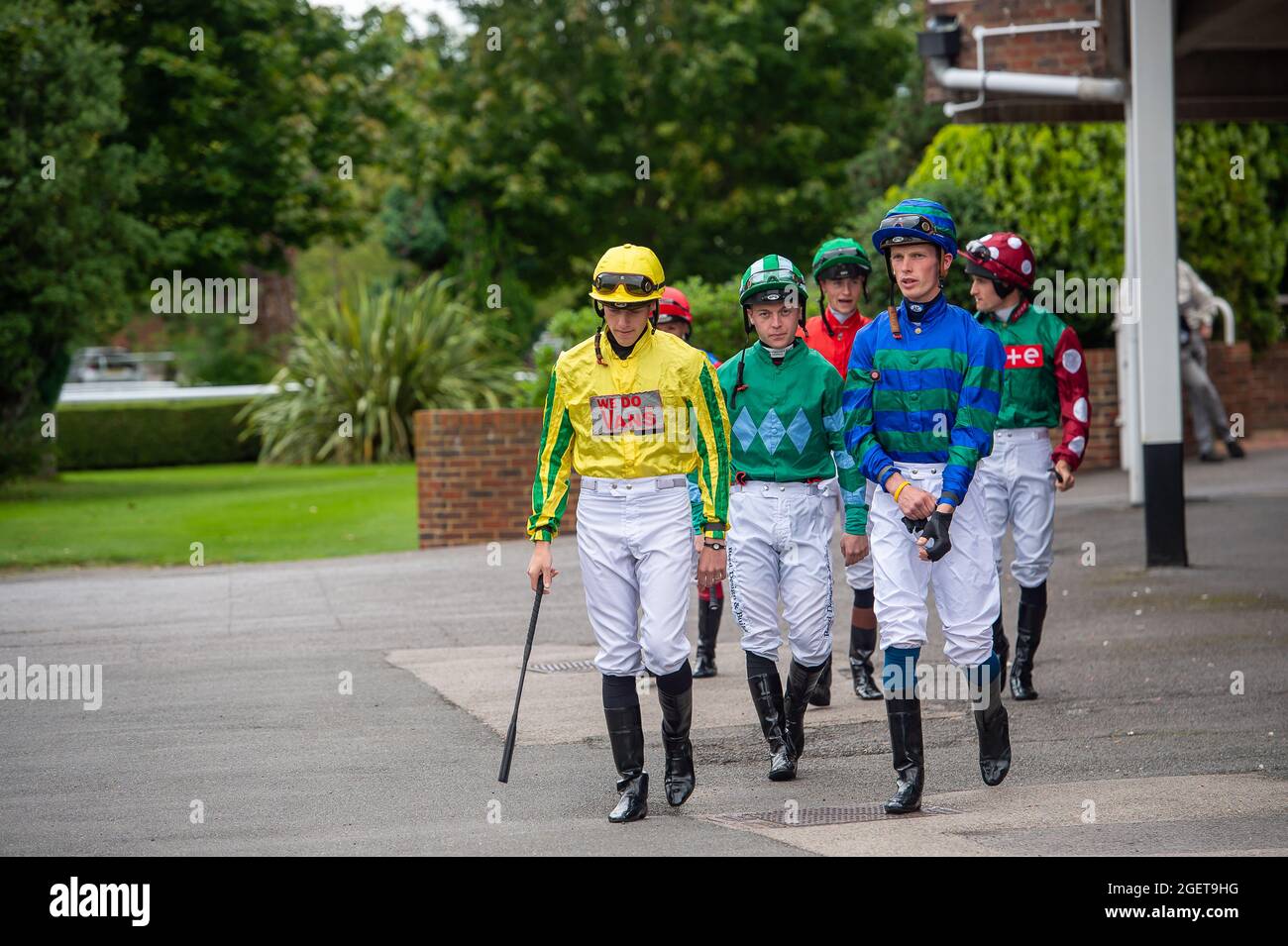 Sunbury-on-Thames, Middlesex, Großbritannien. August 2021. Jockeys George Downing, Luke Catton und Ray Dawson bereit, in der Unibet Casino Einzahlung zu fahren £10 Holen Sie sich £40 Bonus Nursery Handicap. Quelle: Maureen McLean/Alamy Stockfoto