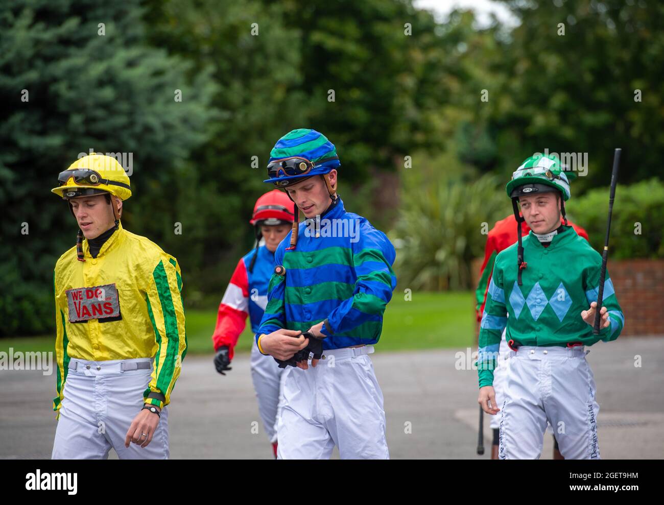 Sunbury-on-Thames, Middlesex, Großbritannien. August 2021. Jockeys George Downing, Luke Catton und Ray Dawson bereit, in der Unibet Casino Einzahlung zu fahren £10 Holen Sie sich £40 Bonus Nursery Handicap. Quelle: Maureen McLean/Alamy Stockfoto