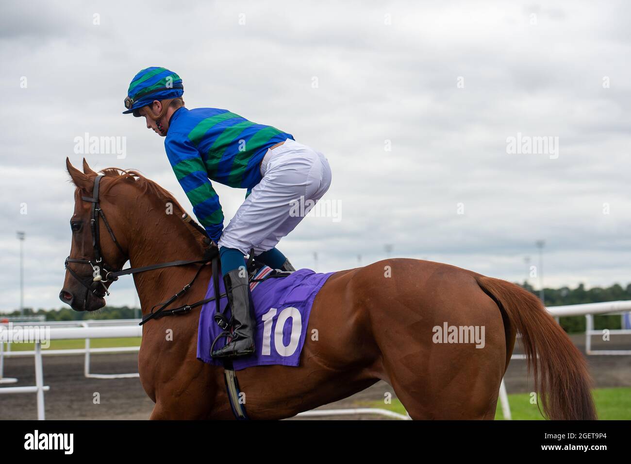 Sunbury-on-Thames, Middlesex, Großbritannien. August 2021. Indischer Guru, der von Jockey Luke Catton zum Start der Unibet Casino Deposit £10 Get £40 Bonus Nursery Handicap gefahren wird. Quelle: Maureen McLean/Alamy Stockfoto
