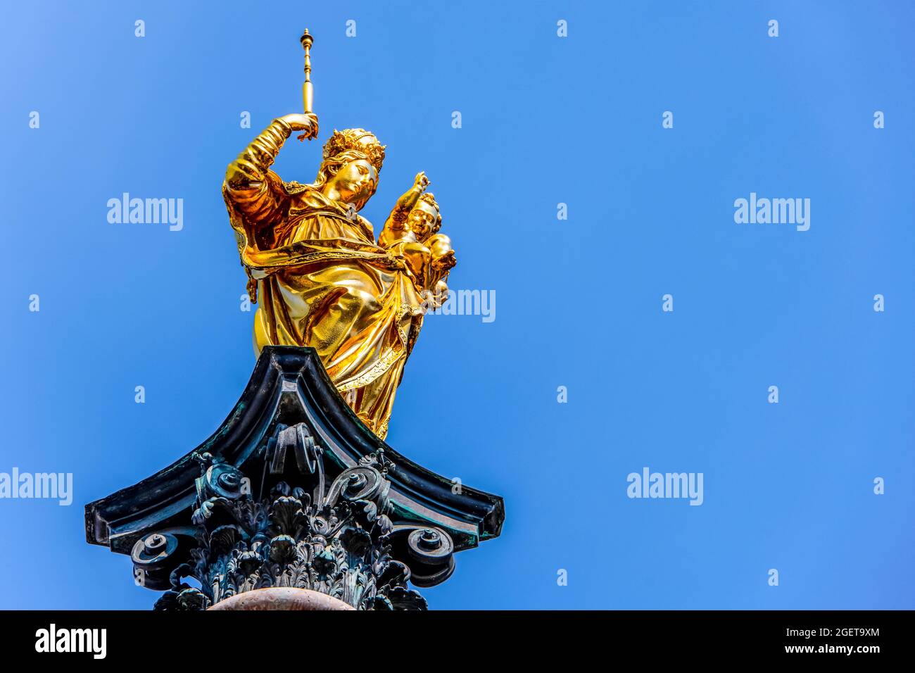 Mariensäule, die goldene Statue wurde 1638 als Königin des Himmels auf dem Marienplatz in München errichtet Stockfoto