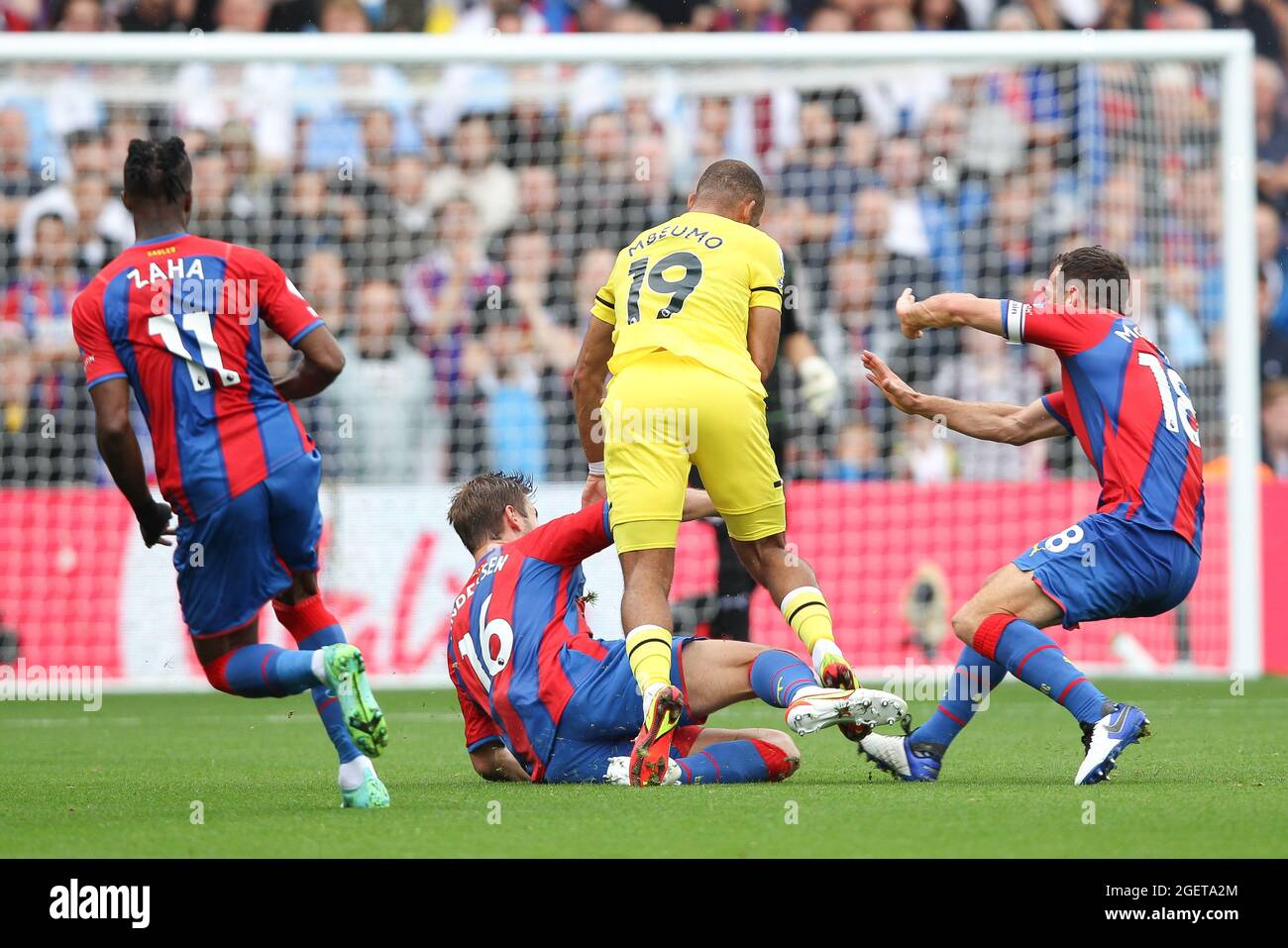 London, Großbritannien. August 2021. Joachim Andersen von Crystal Palace löscht Bryan Mbeumo von Brentford aus und erhält eine gelbe Karte vom Schiedsrichter Martin Atkinson während des Premier League-Spiels zwischen Crystal Palace und Brentford im Selhurst Park, London, England am 21. August 2021. Foto von Ken Sparks. Nur zur redaktionellen Verwendung, Lizenz für kommerzielle Nutzung erforderlich. Keine Verwendung bei Wetten, Spielen oder Veröffentlichungen einzelner Clubs/Vereine/Spieler. Kredit: UK Sports Pics Ltd/Alamy Live Nachrichten Stockfoto